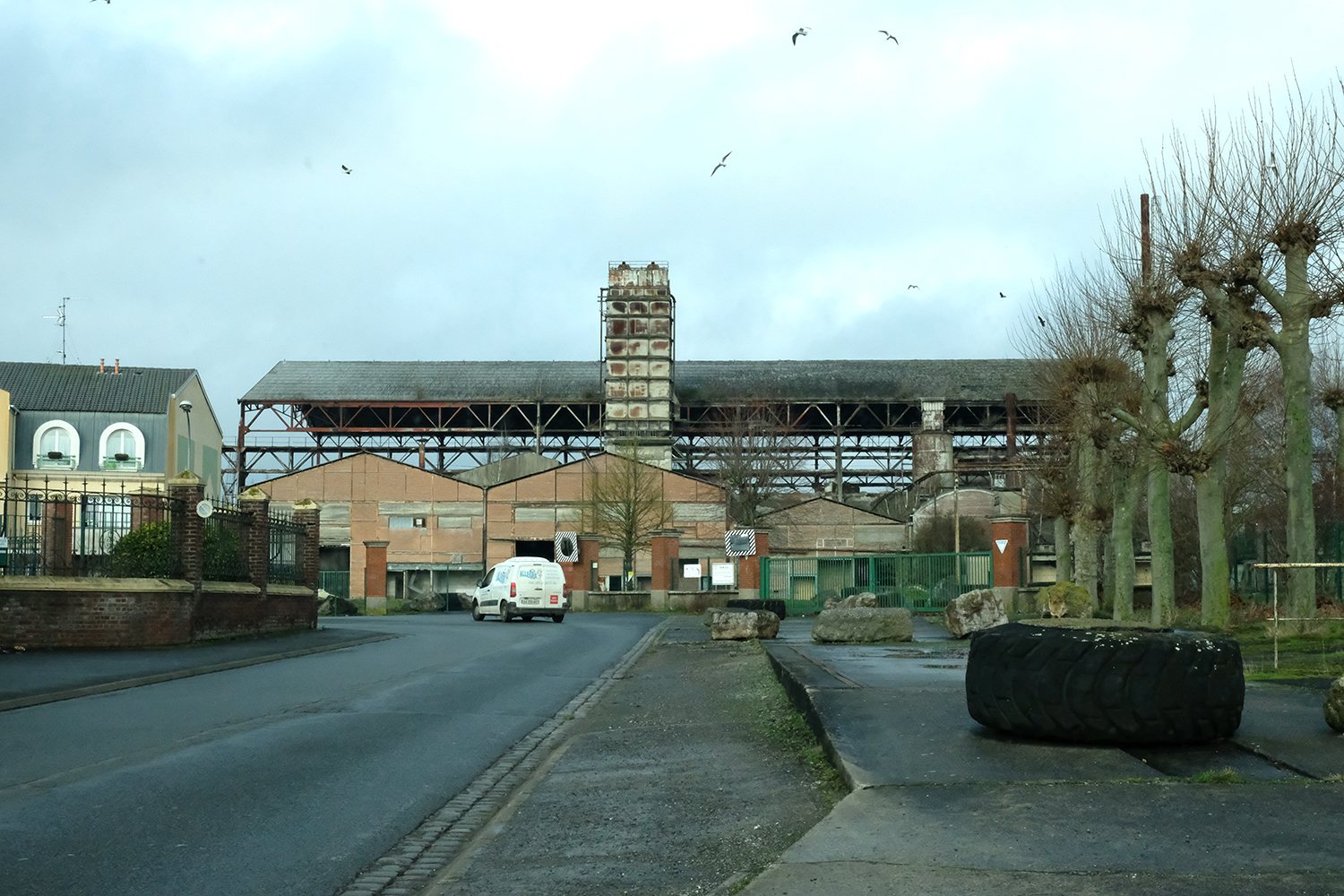 Difficile de ne pas voir l’ancienne cimenterie VICAT en arrivant dans le village de Pont-à-Vendin. L’ancien bâtiment de l’usine est visible de part et d’autre de la commune.
