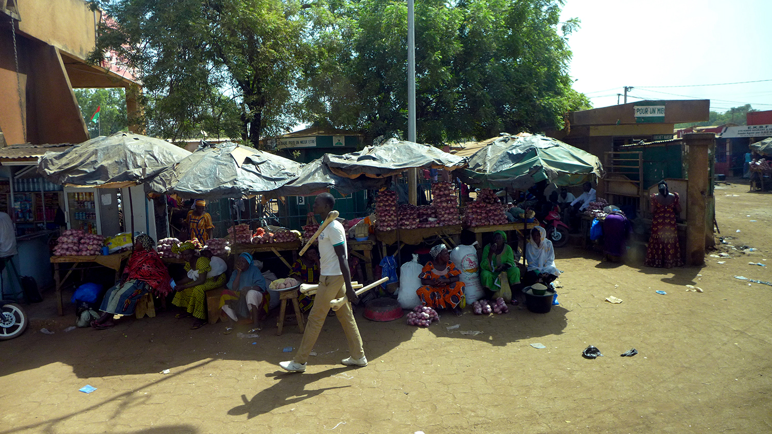 Petit marché à l’entrée de la station des bus TSR dans la ville de Pâ, au milieu du trajet © Globe Reporters