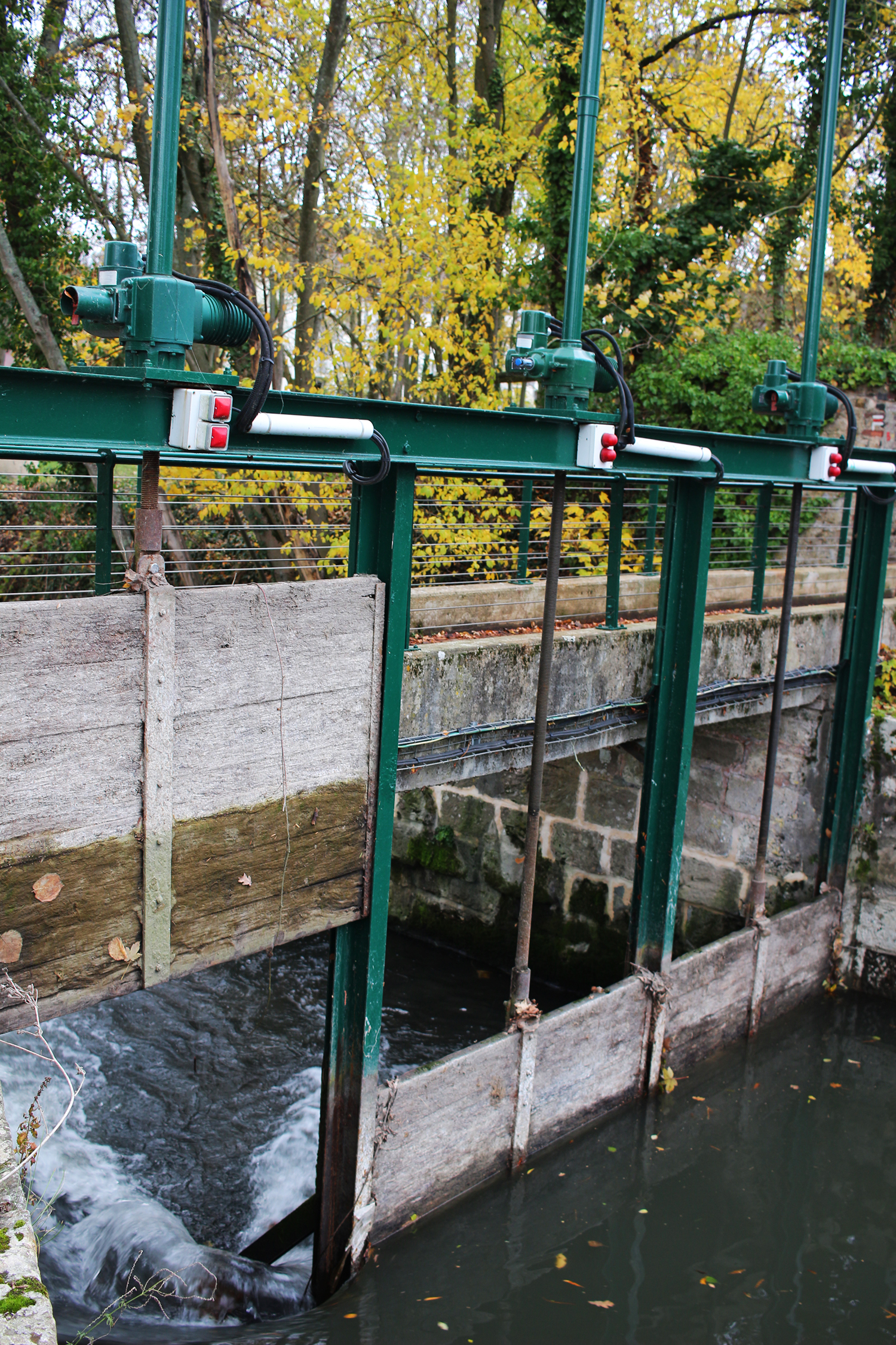 Un vannage installé sur l’Eure. Cette construction a pour principale fonction de retenir ou de laisser s’écouler l’eau de la rivière © Globe Reporters