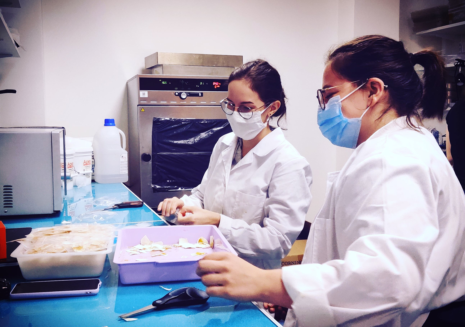 Dans son laboratoire, Audrey travaille en équipe. Ici, deux de ses collaboratrices réalisent une expérience © Audrey DUSSUTOUR