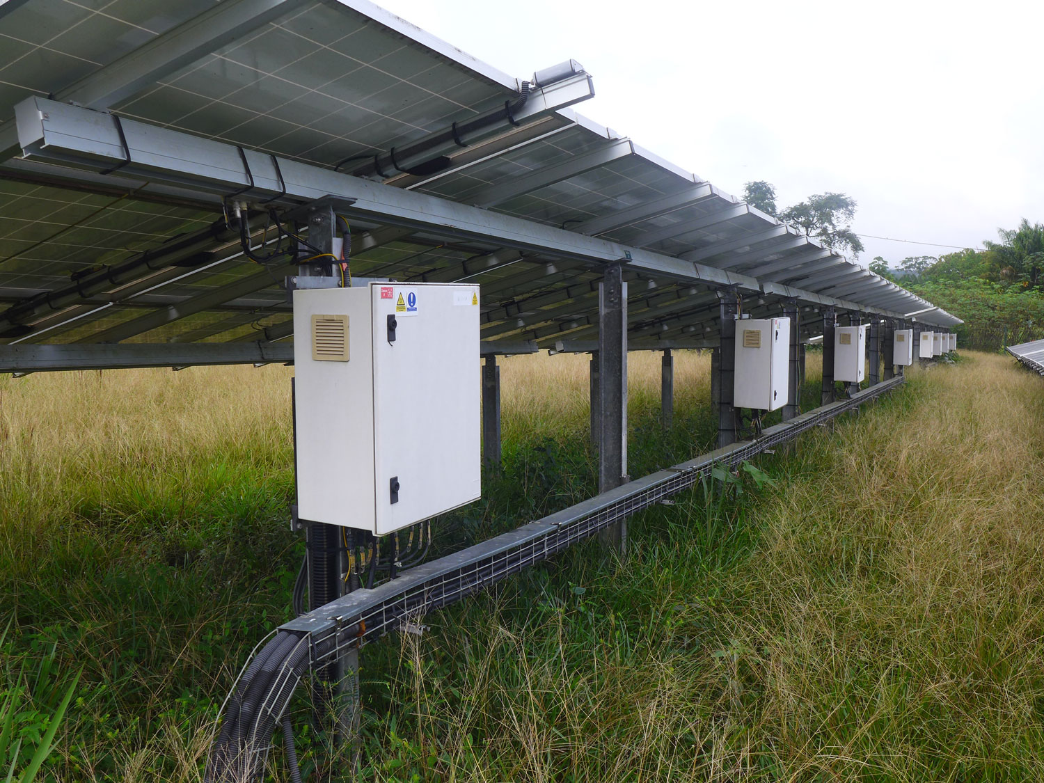 Panneaux solaires et batteries, c’est une centrale hybride qui a été construite à Taluen. Vue générale sur les compteurs électriques.