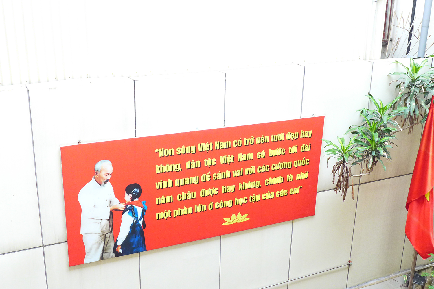 Dans les écoles, il y a toujours un portrait d’Hô Chi Minh, le fondateur du pays, adoré par tous ici.