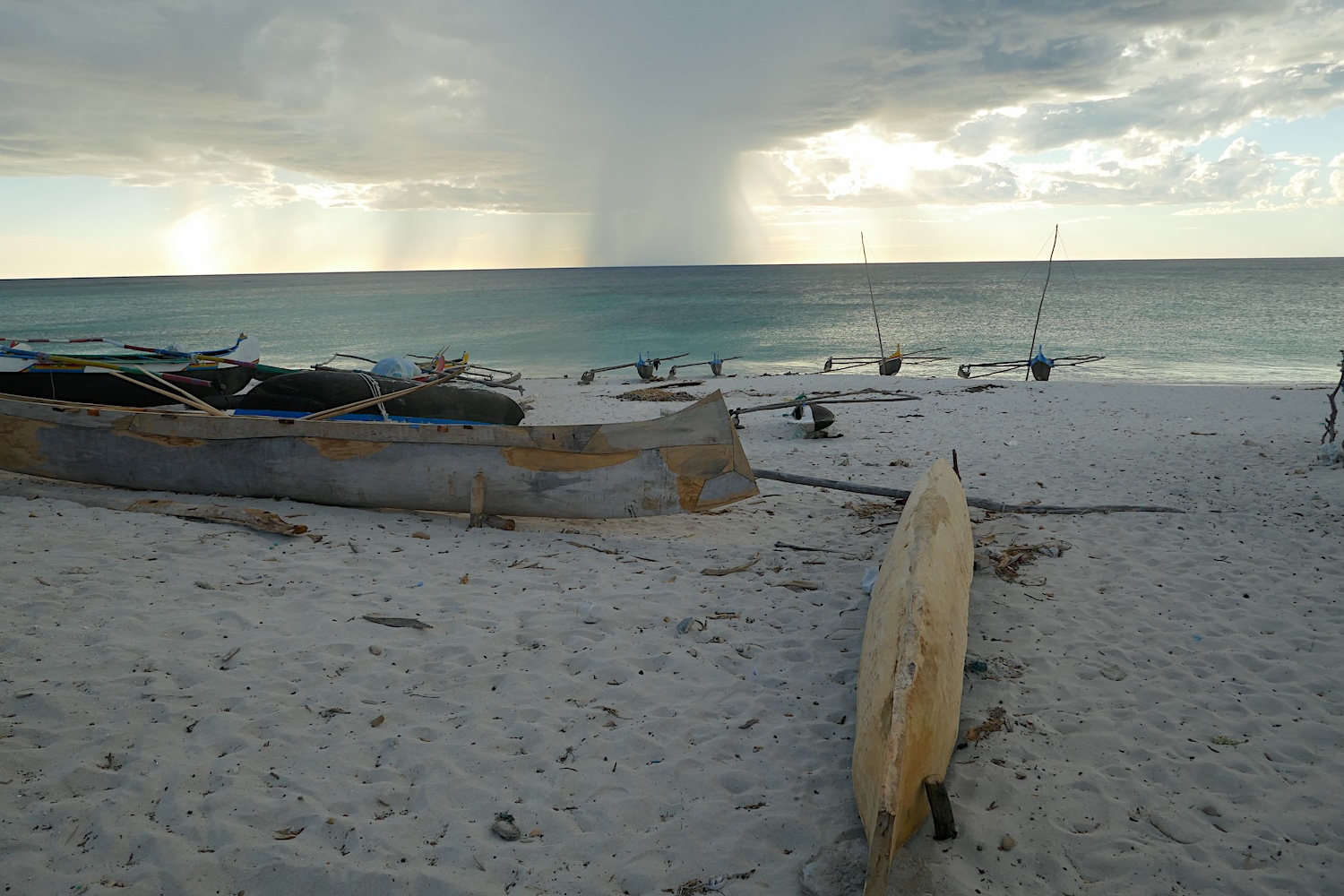 En fin de journée, les pirogues traditionnelles de pêche sont posées sur la plage jusqu’à la prochaine sortie en mer © Globe Reporters