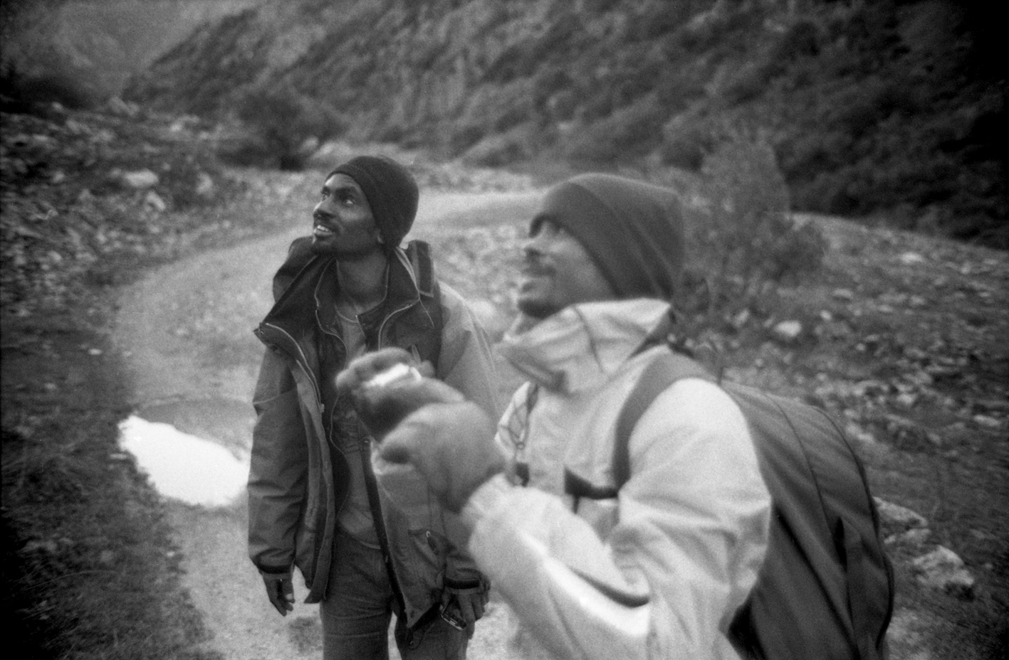 Ahmad et Ibrahim en train d’observer leur premier chamois avec des jumelles pendant leur traversée de la frontière entre l’Italie et la France – photo de Raphaël Krafft