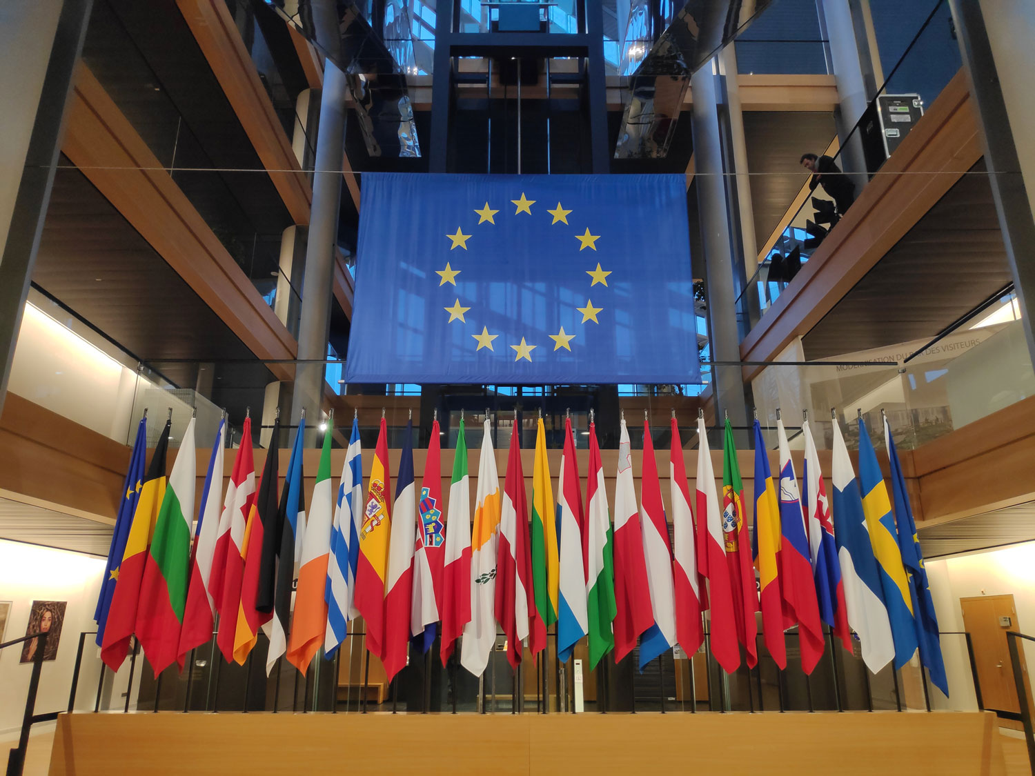 Drapeaux de l’Europe dans le hall central © Globe Reporters