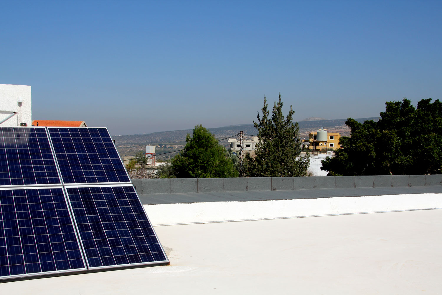 Les panneaux solaires sur le toit de l’école © Globe Reporters