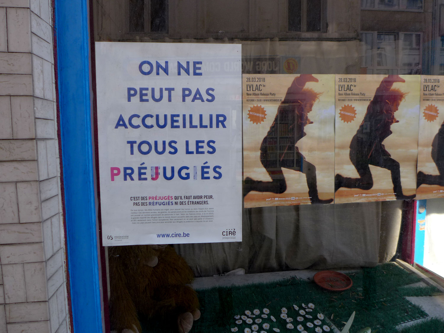 Une affiche de sensibilisation sur la vitrine d’une boutique.