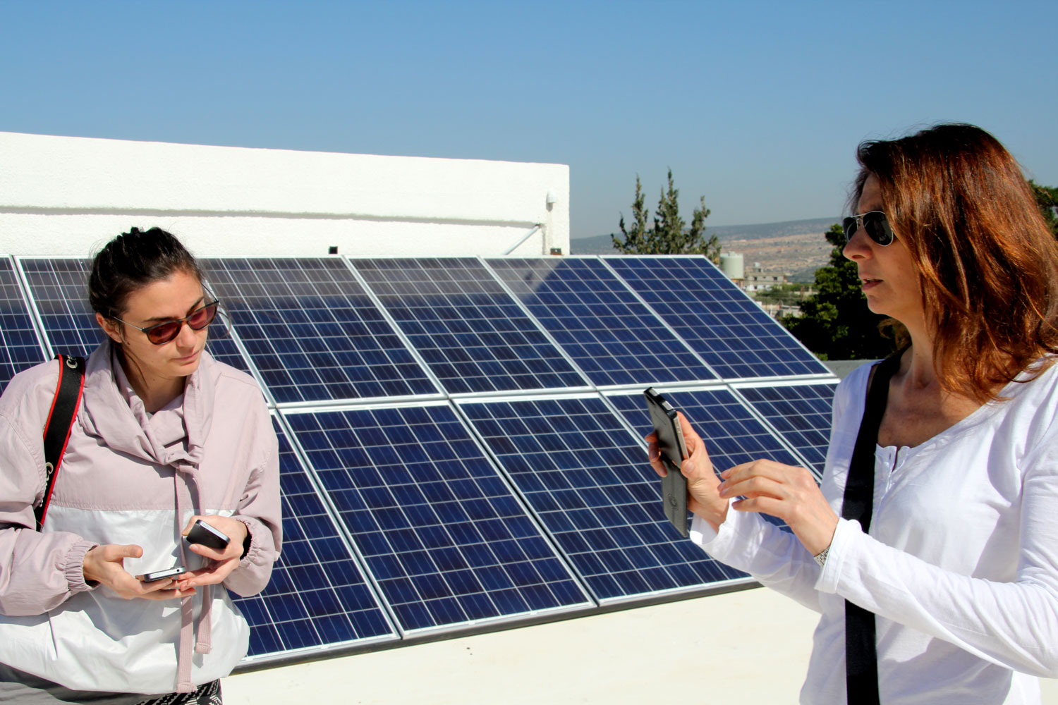 Sur le toit, des panneaux solaires ont été installés pour fournir l’électricité © Globe Reporters