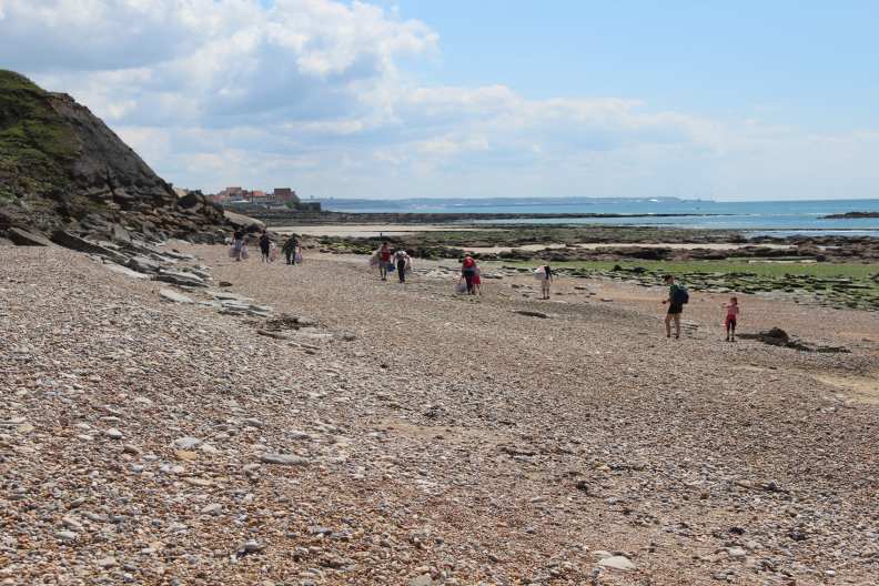 Une dizaine de ramasseurs nettoient la plage d’Audresselles, au nord de Boulogne-sur-Mer. Ils y ramassent ce jour-là 150 kilos de déchets plastiques. 