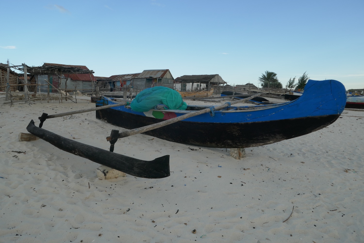 Pirogue sur la plage d’Ambola © Globe Reporters