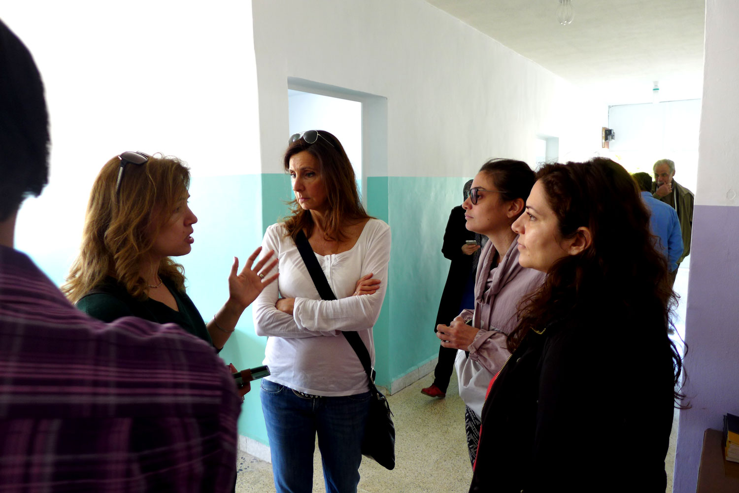 Rima profite de sa visite pour discuter avec l’équipe pédagogique © Globe Reporters