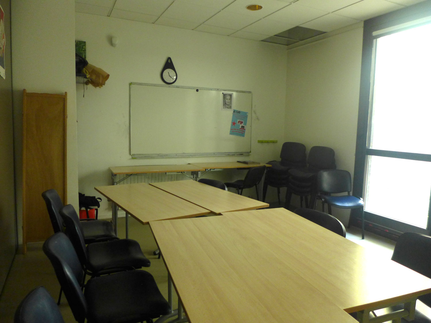 Salle de classe qui sert aussi de salle de réunion.