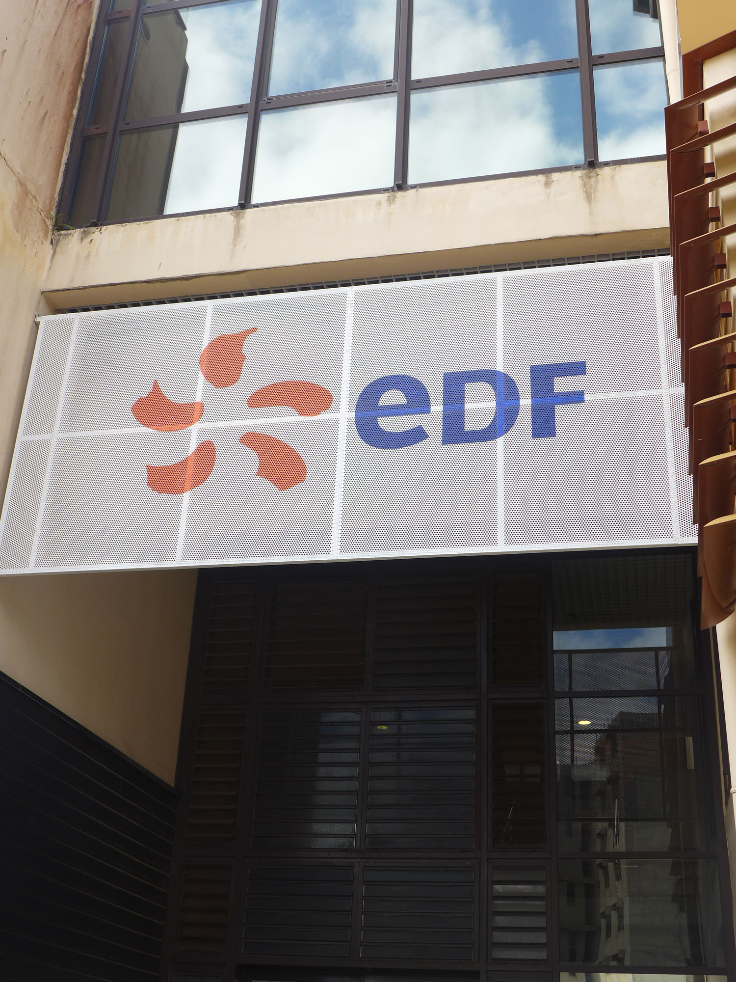 L’entrée du siège d’EDF à Cayenne.