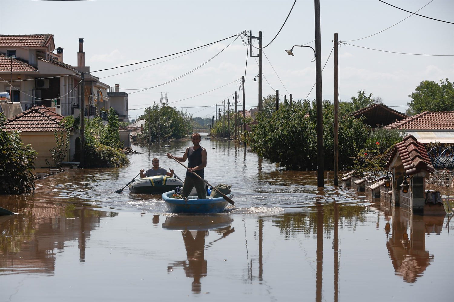 Des habitants se déplacent en barque pendant les inondations en Thessalie © APE