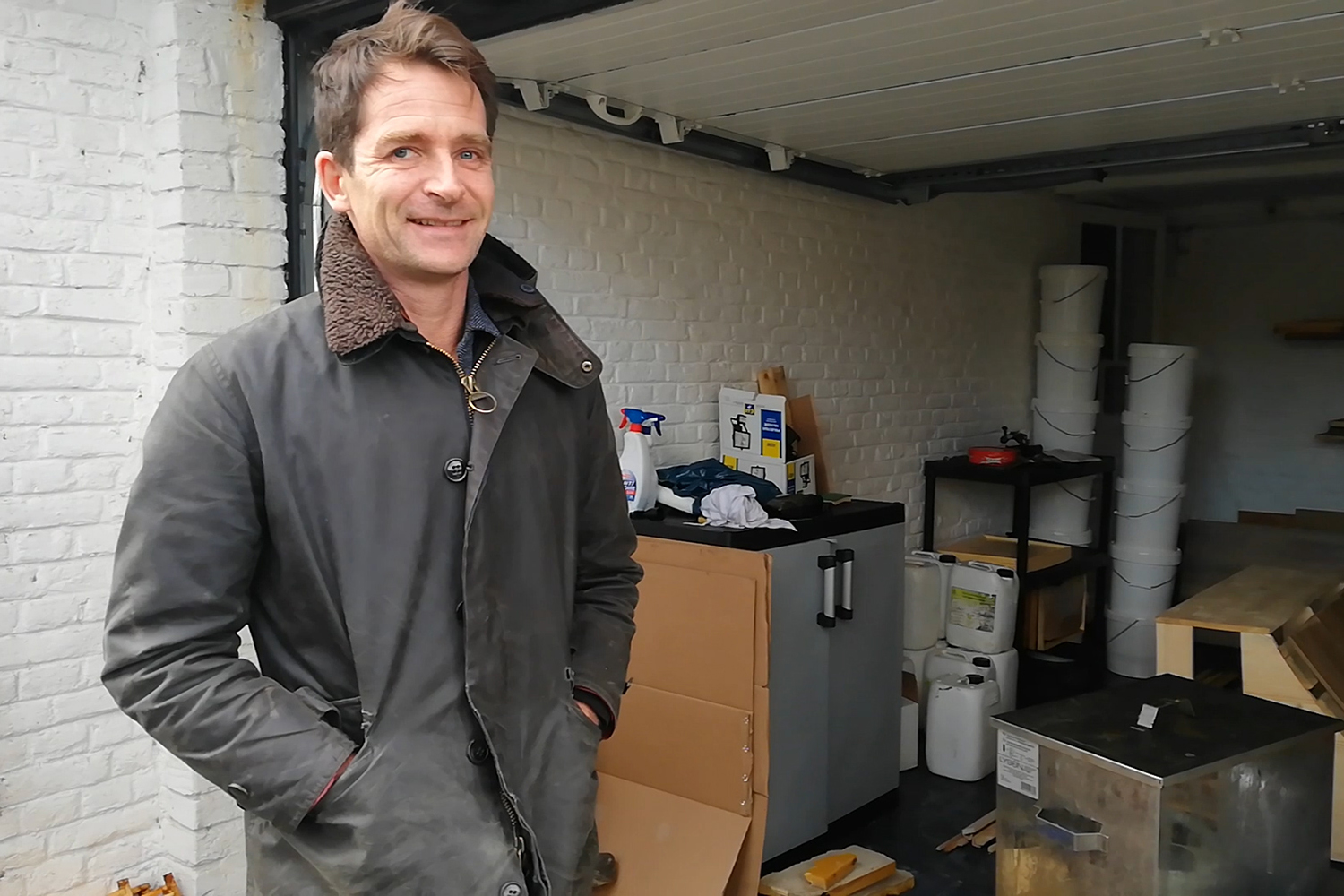 En 2010, Sylvain TOUSSAINT a décidé de quitter son emploi dans l’administration à Paris pour pouvoir vivre de sa passion : l’apiculture. Pari réussi !