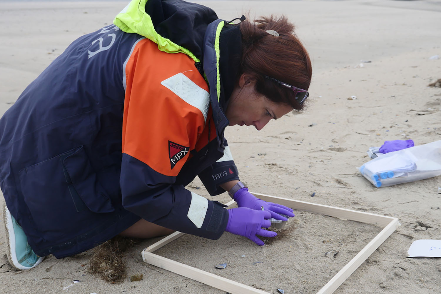 Leila MEISTERTZHEIM en train de prélever des échantillons sur la plage du Havre Ospar Manta © Élodie Bernollin - Fondation Tara Océan