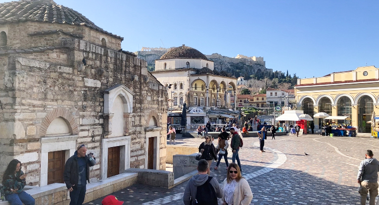 À quelques minutes du lieu de l’interview, la place Monastiraki est un haut lieu du tourisme athénien © Globe Reporters