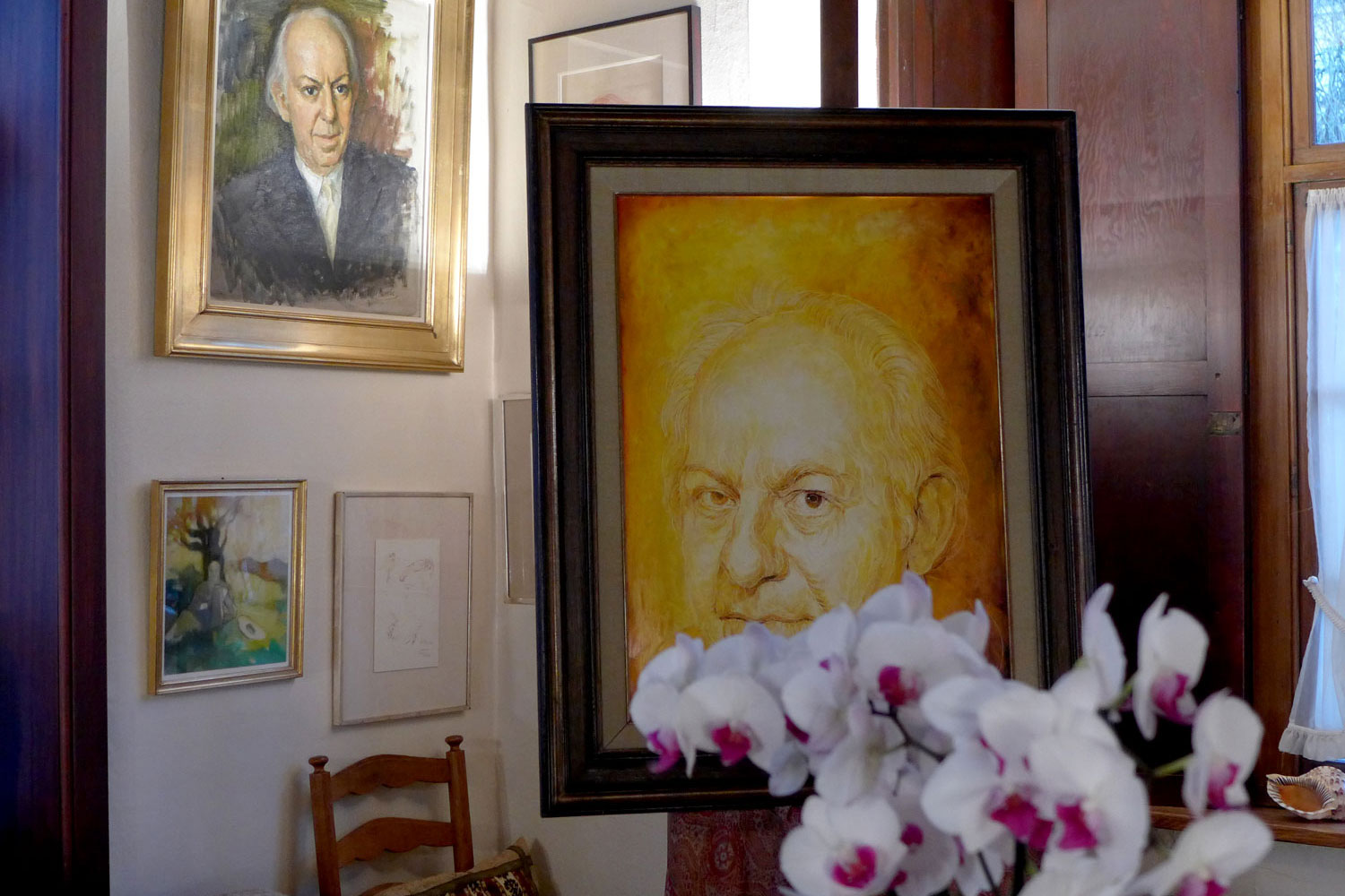 Le poète avait beaucoup d’amis, dont des peintres. Dans la maison, il y a de nombreux portraits de Maurice CARÊME © Globe Reporters