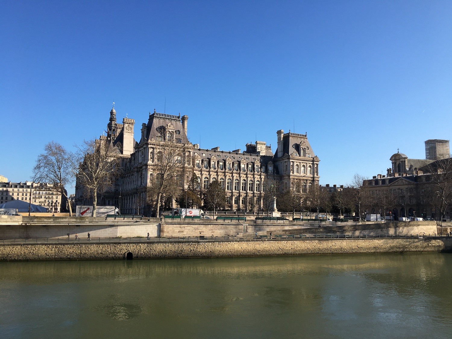 À Paris, l’hôtel de ville se trouve le long de la Seine © Globe Reporters