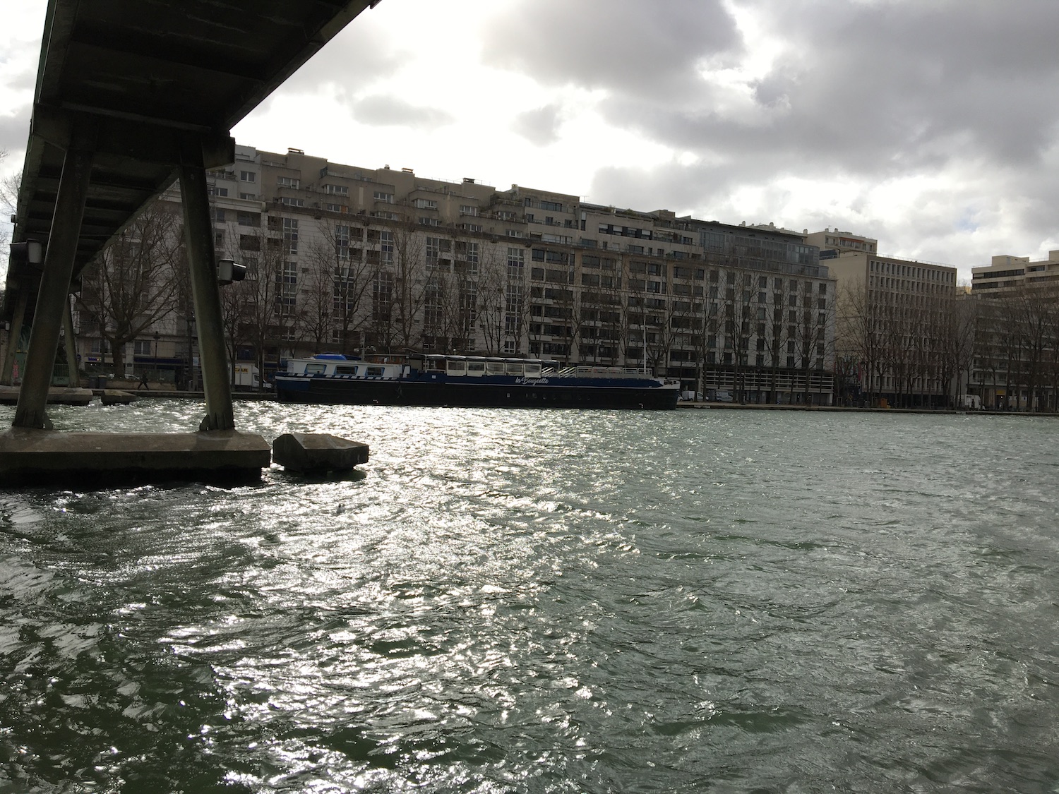 L’ère de baignade du bassin de la Villette s’installe l’été juste à la place de ce bateau © Globe Reporters