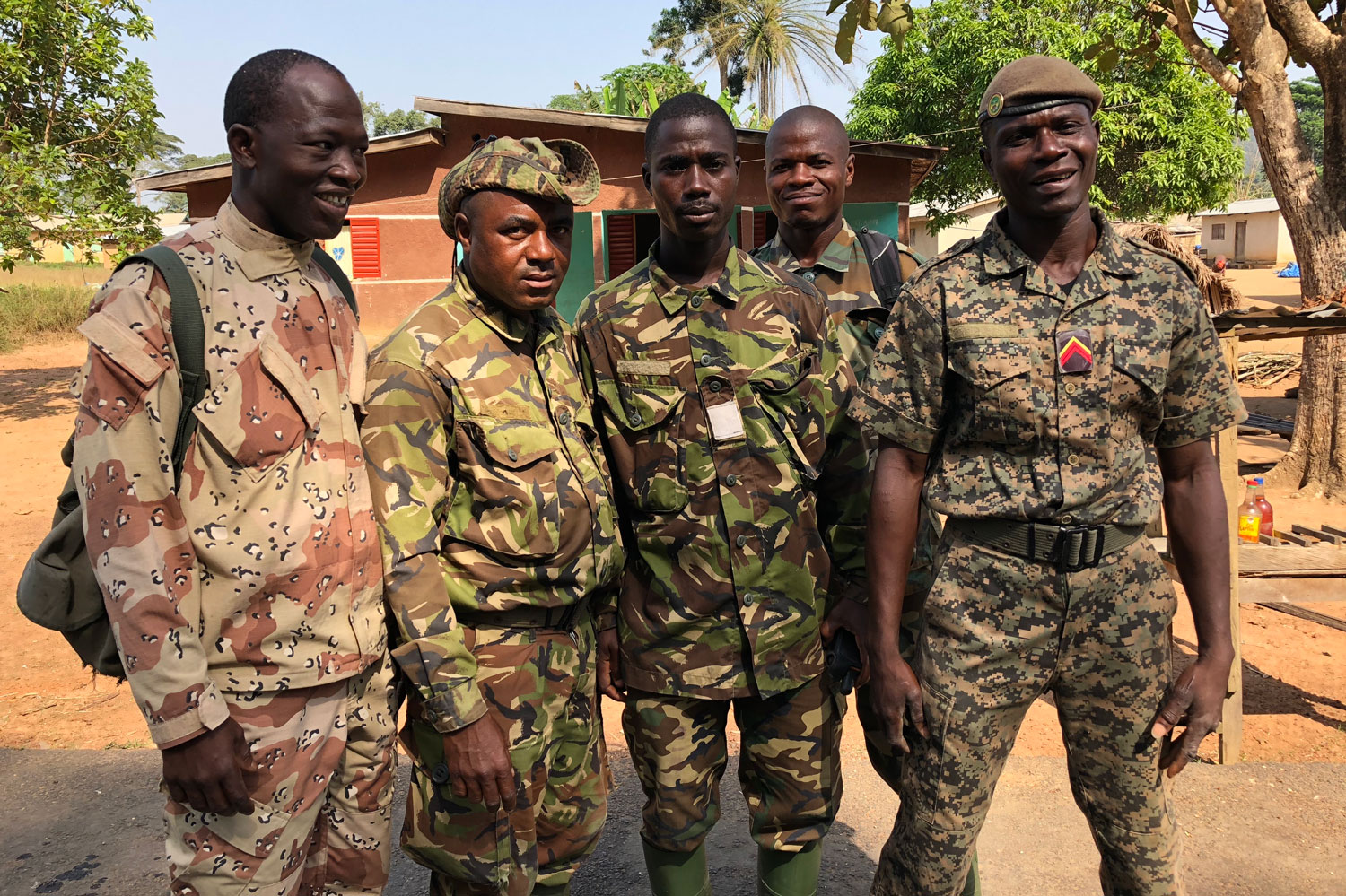 L’équipe de gardes forestiers avec, de gauche à droite : Sako ADAMA, Georges KALIVOGUI, Alexis DRAMOU, Gaston TOUARO, Noko GUILAVOGUI