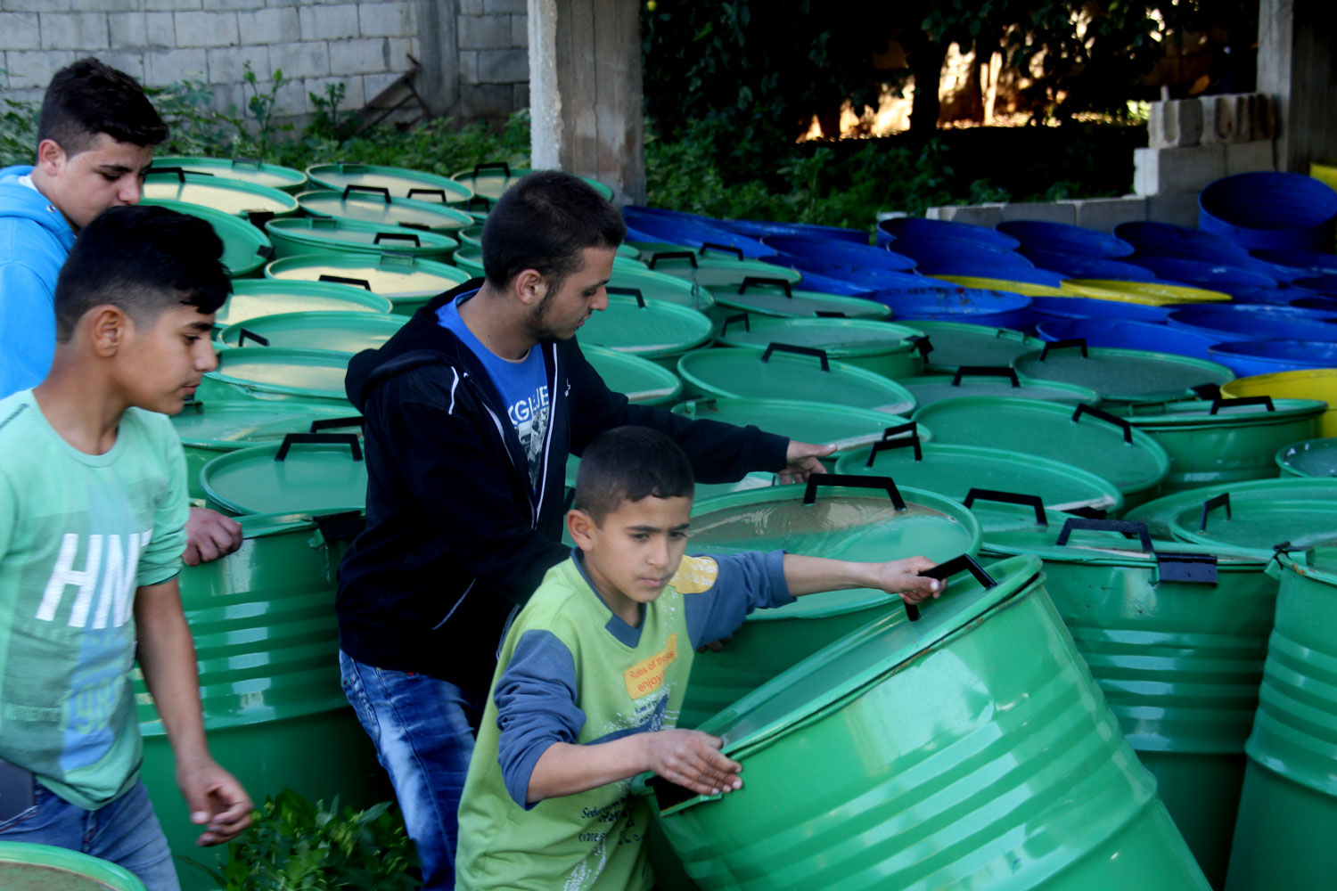 Les futures poubelles qui vont être installées dans le village pour faire le tri avant le ramassage © Globe Reporters