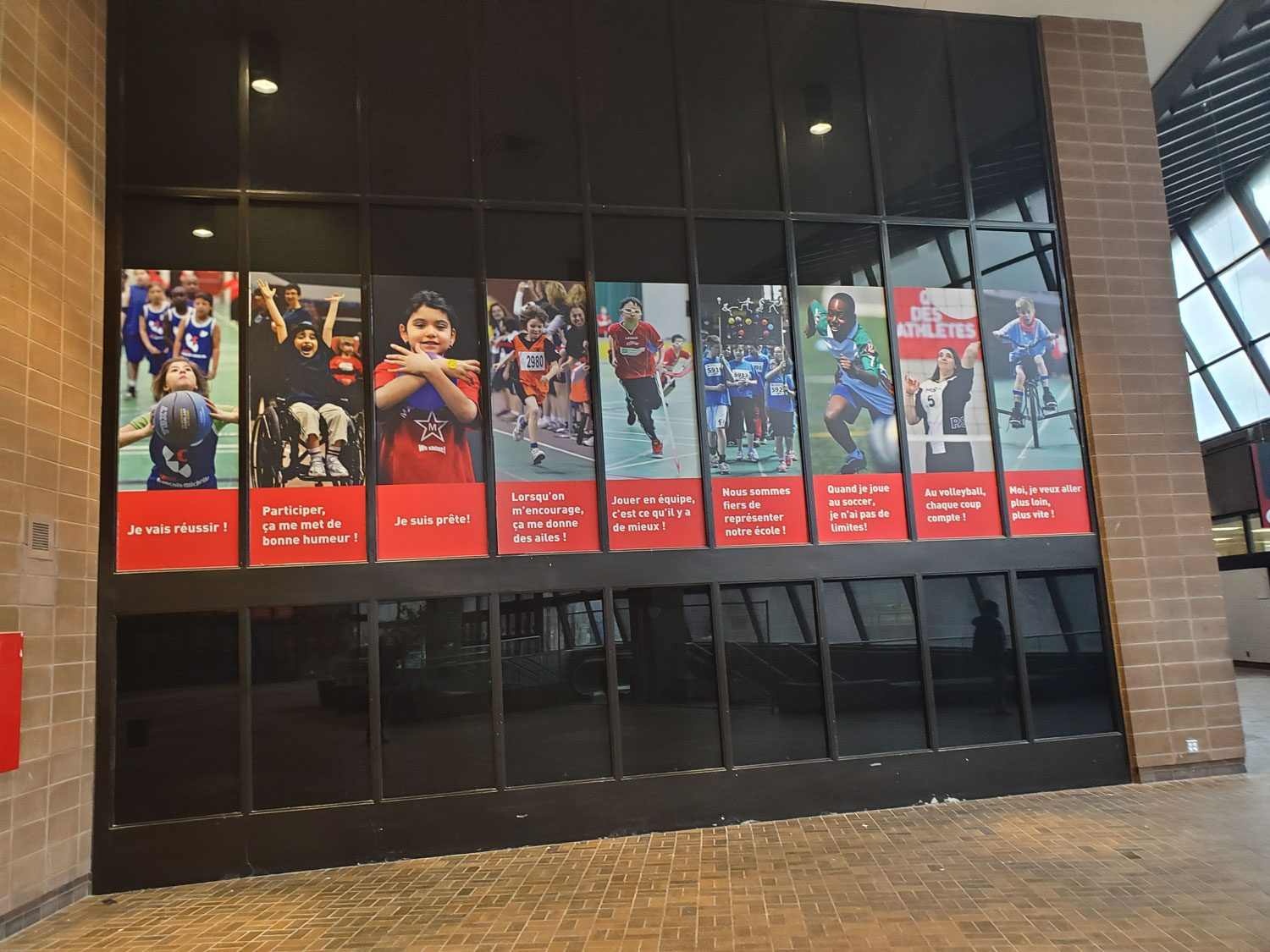 Un peu partout, des affiches célèbrent la pratique sportive © Globe Reporters