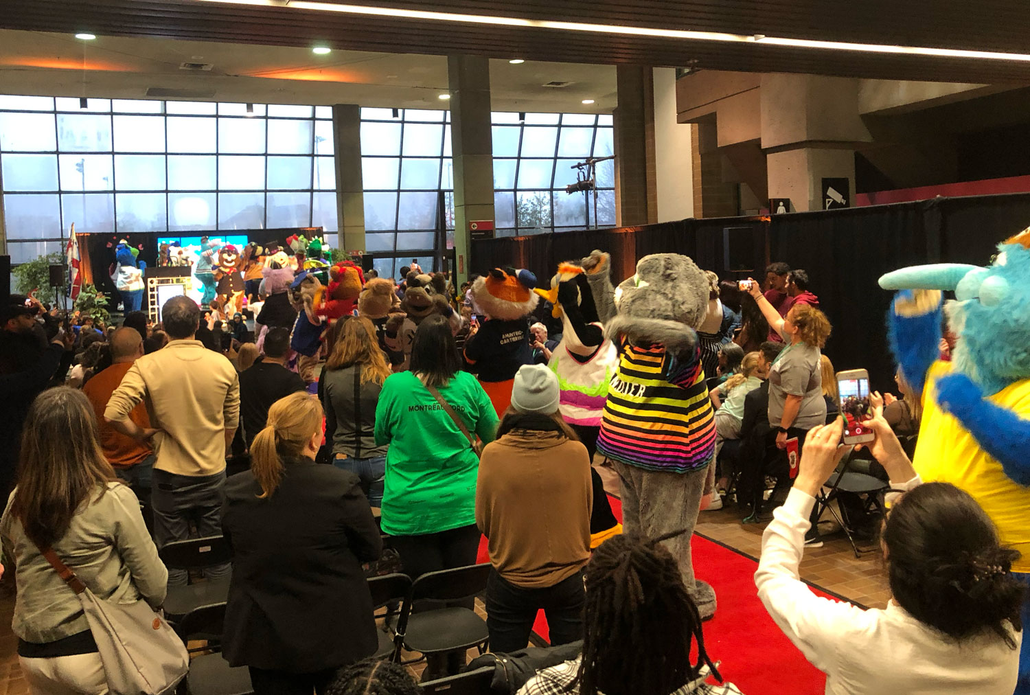 Lors de la cérémonie d’ouverture, la danse des mascottes réunit les différents personnages qui représentent différents quartiers de Montréal © Globe Reporters