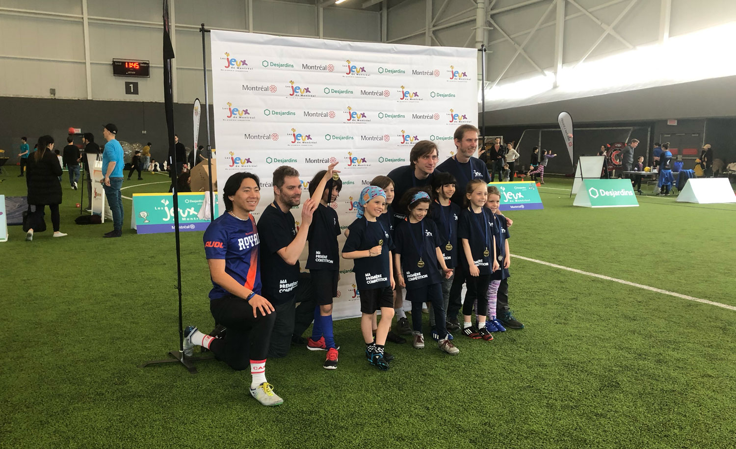 Un club d’Ultimate reçoit ses médailles. Dans ce sport, les équipes sont mixtes © Globe Reporters