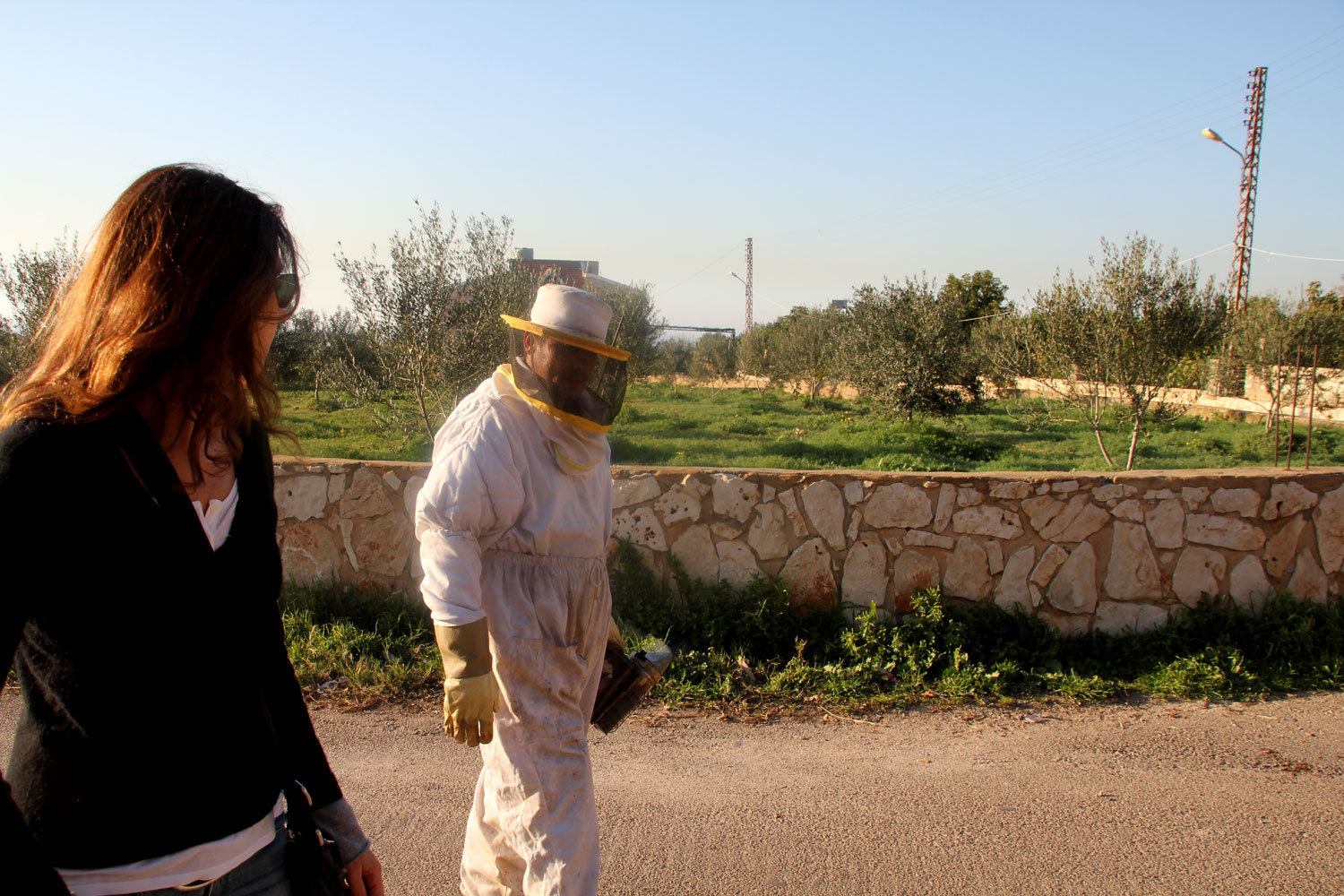 Rima discute avec un apiculteur qui lui explique qu’ici aussi les abeilles sont de moins en moins nombreuses. Ce n’est pas un bon signe pour l’environnement © Globe Reporters