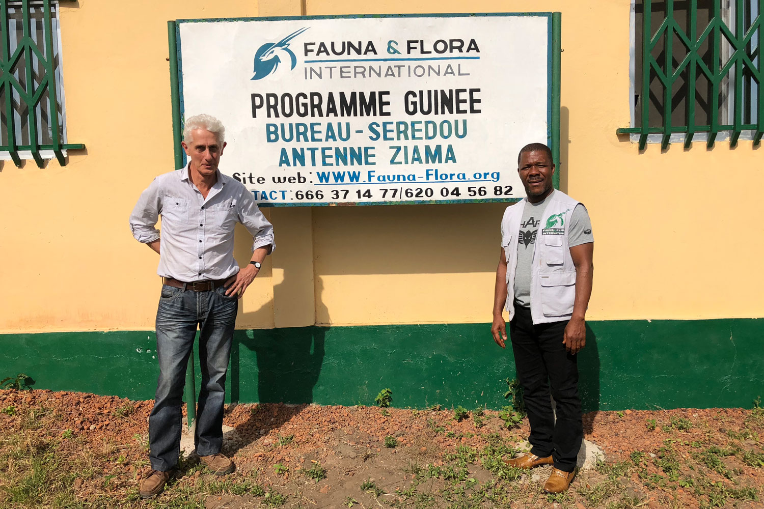 Alan DEVEREL et son collègue guinéen Toupou GOEGUAIDE de l’ONG Faune et Flore International.