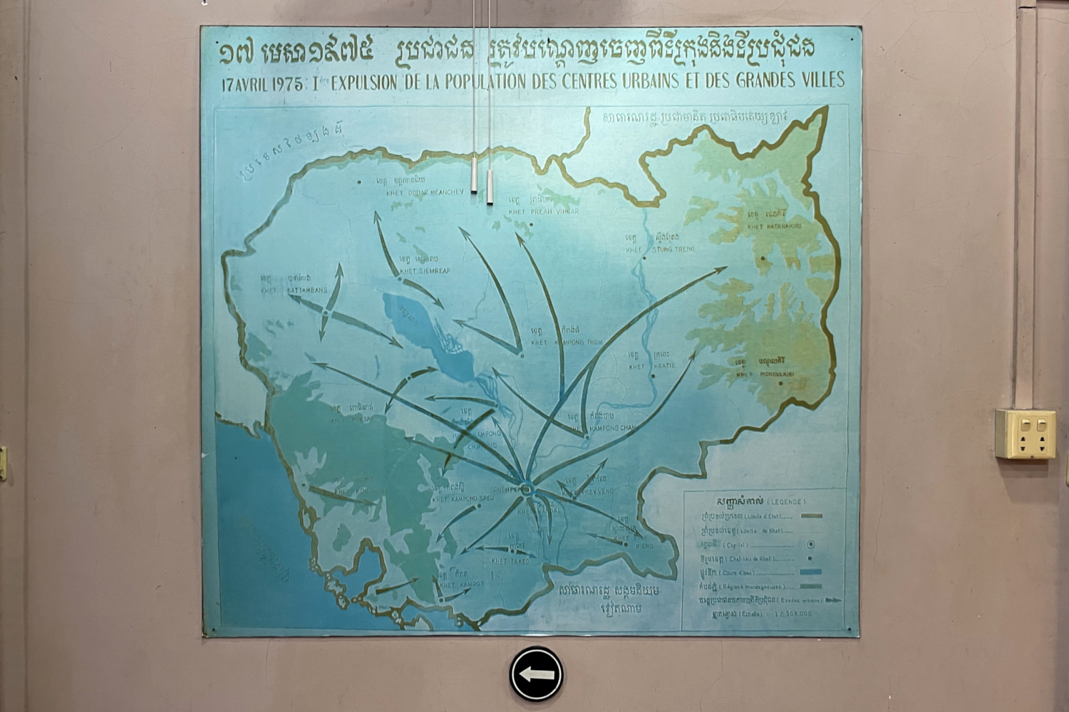 Dans le musée du site de Choeung Ek, carte représentant l’expulsion de la population et des centres urbains en avril 1975 © Globe Reporters
