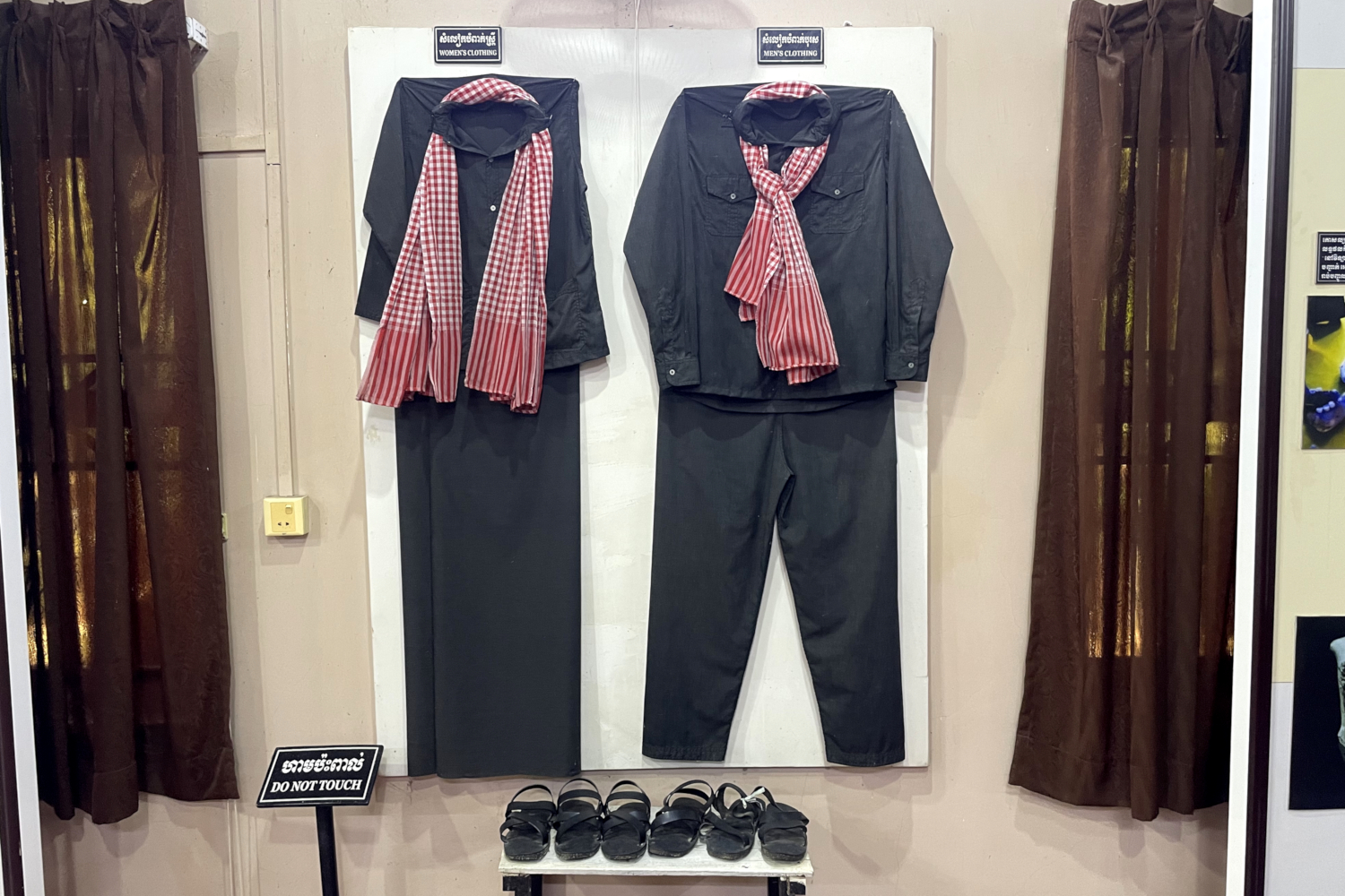 Dans le musée du site de Choeung Ek, exemples de vêtements typiques portés par les Khmers rouges © Globe Reporters