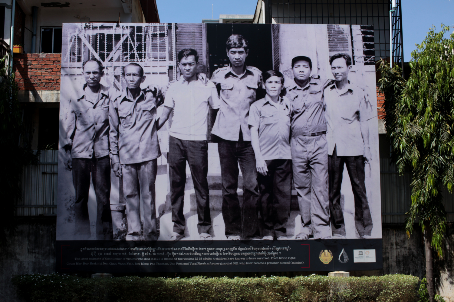 Photographie de sept des huit seuls survivants de la prison de Tuol Sleng lors de l’arrivée des troupes vietnamiennes dans Phnom Penh le 7 janvier 1979 © Globe Reporters