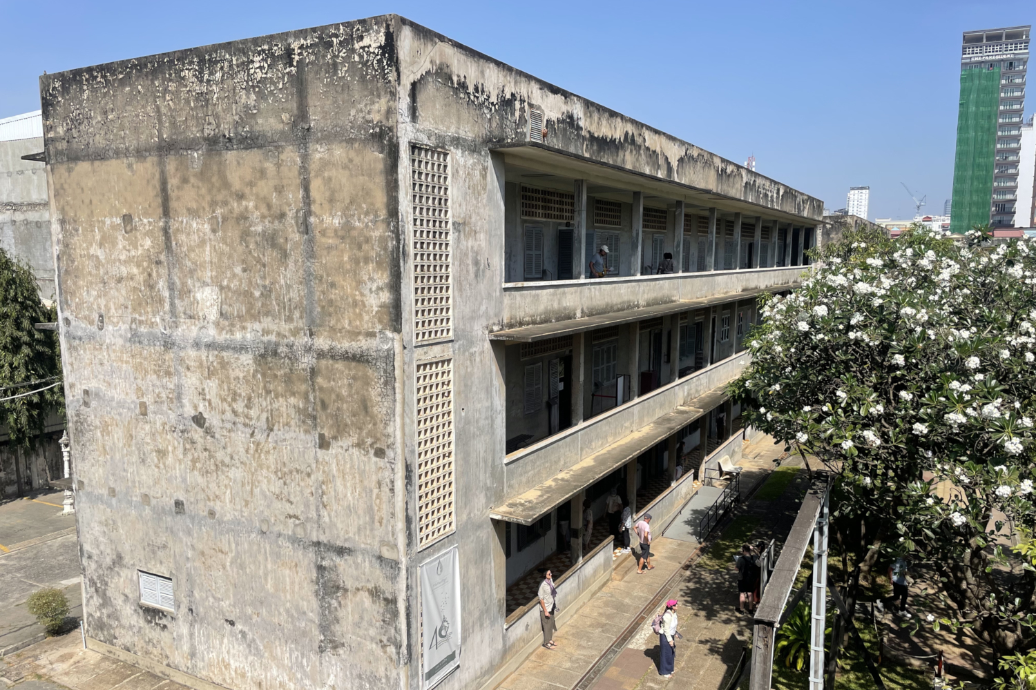 Un des bâtiments de Tuol Sleng (S21), ancienne école transformée en prison et centre de torture du régime khmer rouge © Globe Reporters