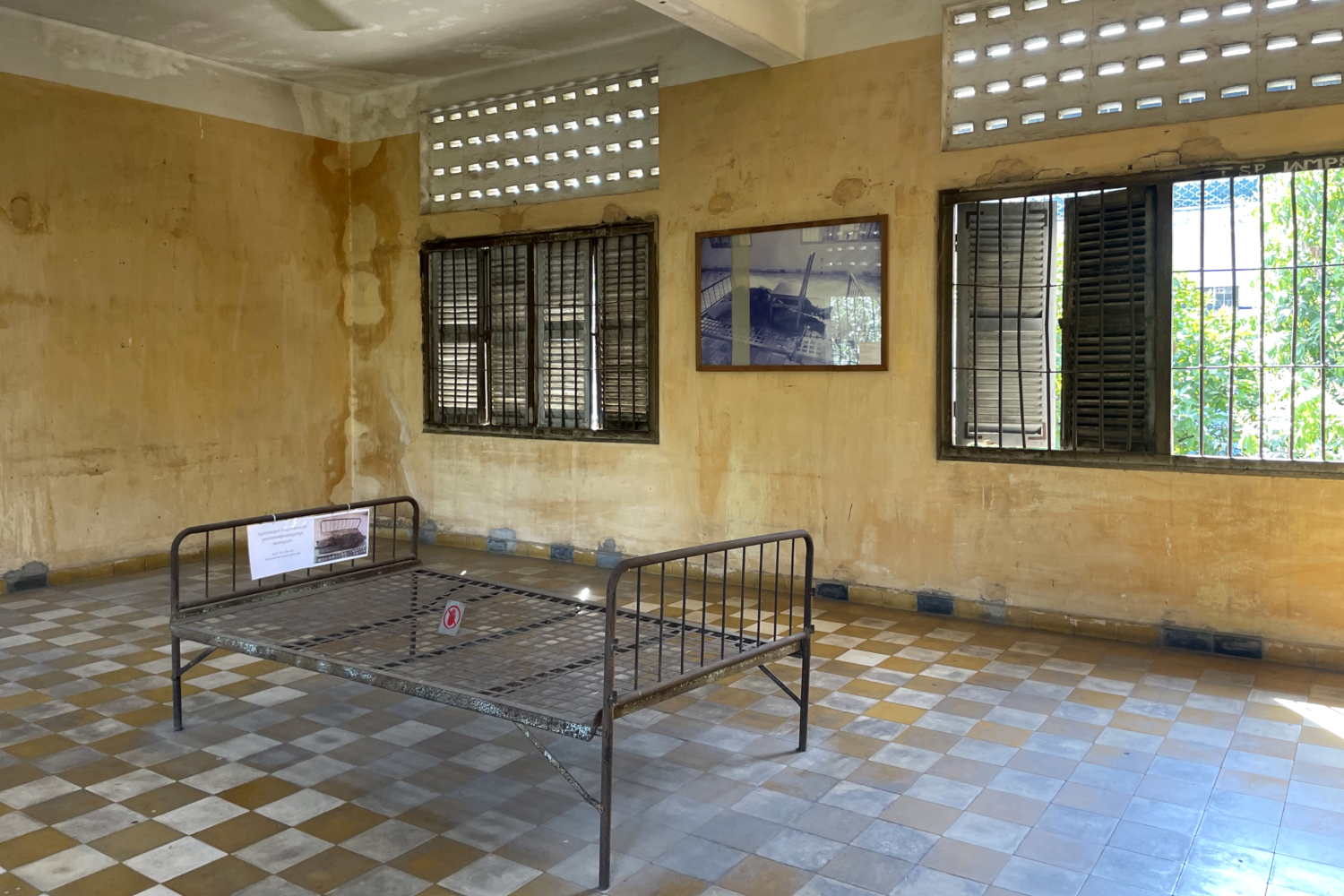 Salle de torture de la prison de Tuol Sleng (S21) © Globe Reporters