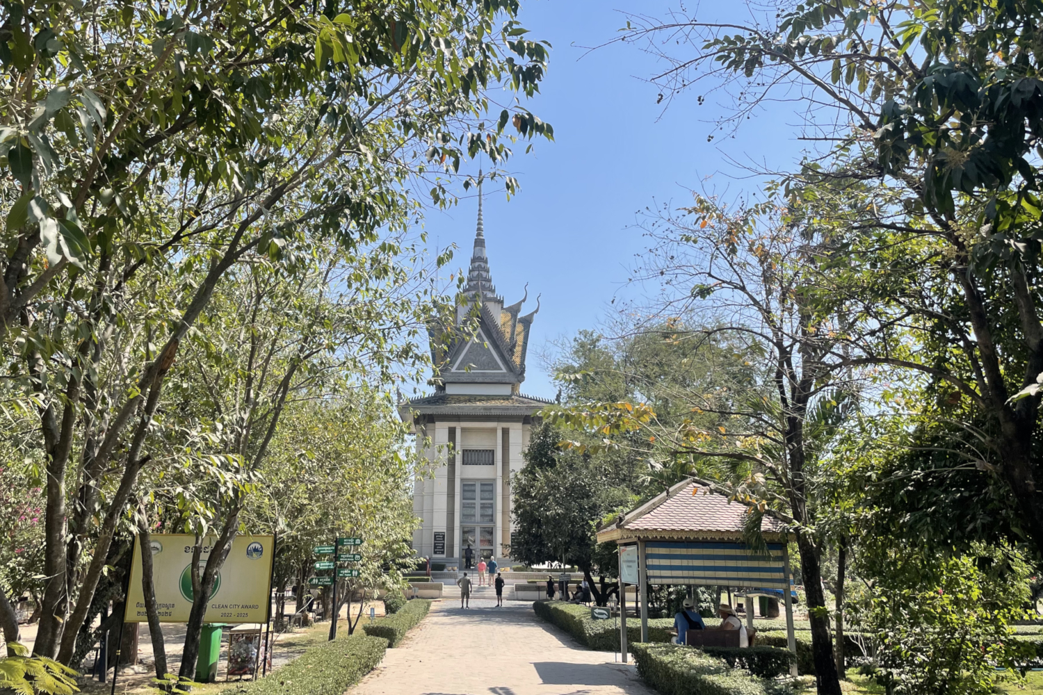 Stupa (Monument bouddhique) commémoratif du site d’exécution de Choeung Ek dans la banlieue de Phnom Penh. Il renferme principalement des ossements et crânes humains exhumés des fosses communes du lieu © Globe Reporters