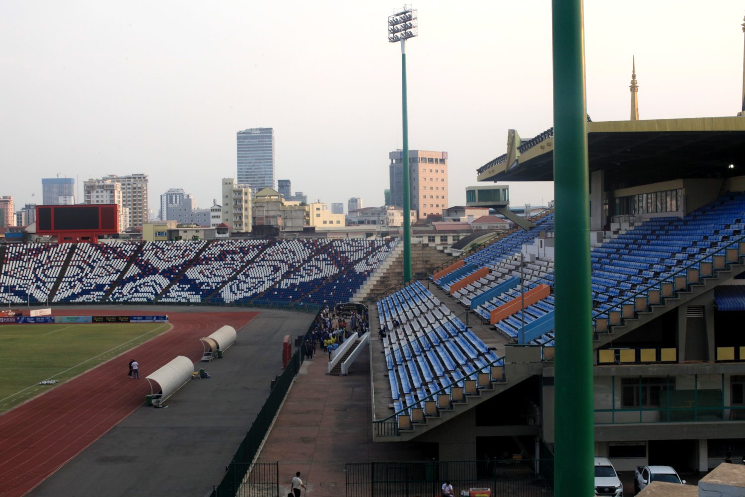 Le stade olympique de Phnom Penh (aujourd’hui) où Saran MEAS triait les blessés le 17 avril 1975. Il le quittera avant qu’il ne devienne le théâtre d’exécutions des soldats et officiers de l’armée républicaine khmère (FANK) © Globe Reporters