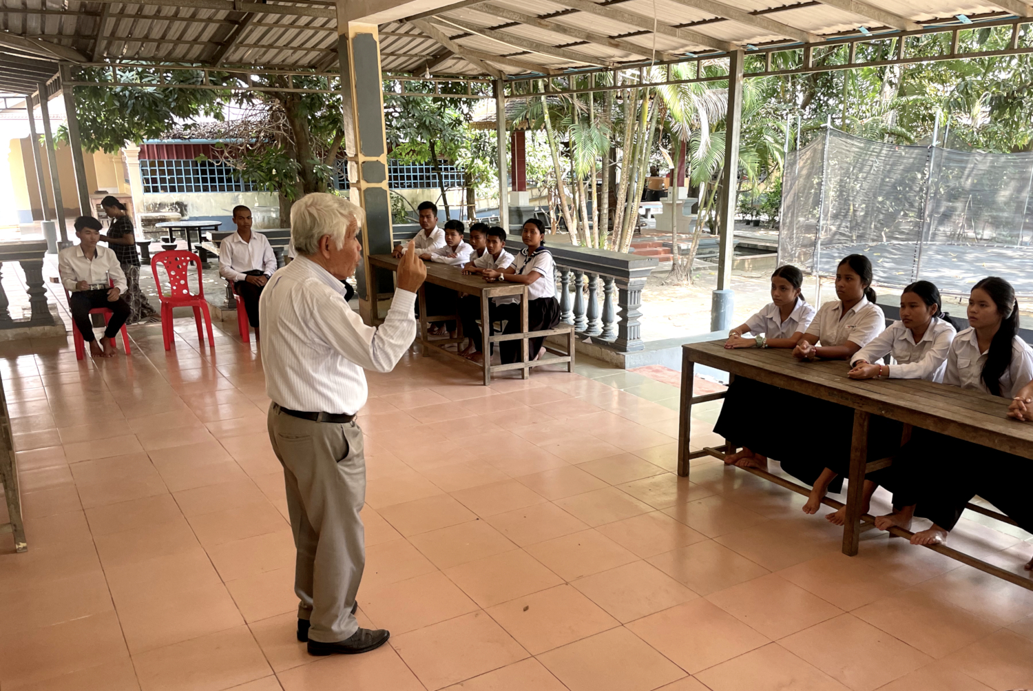 01 Saran MEAS réunit les élèves sur une terrasse ombragée pour expliquer la démarche de Globe Reporters © Globe Reporters