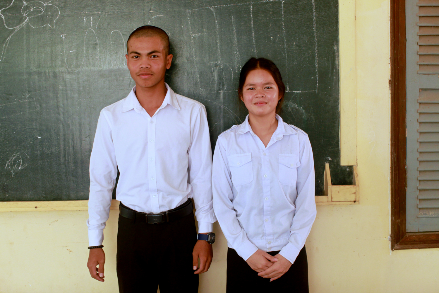 Chorn (garçon) et Khuon (fille) se portent volontaires pour répondre aux questions de Shailly et Ayesha © Globe Reporters