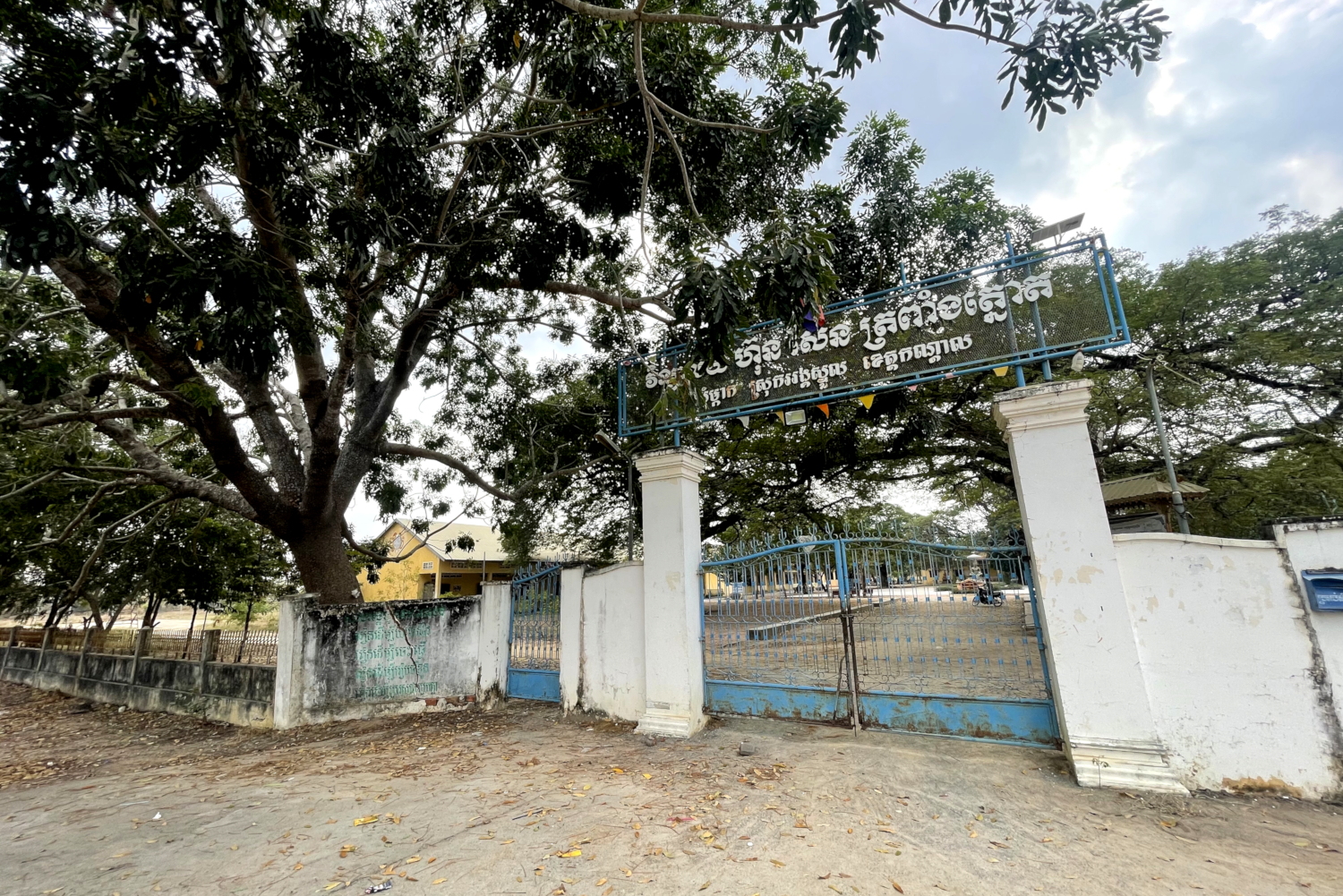 L’entrée du lycée où se rendent les orphelins du Refuge Kol © Globe Reporters