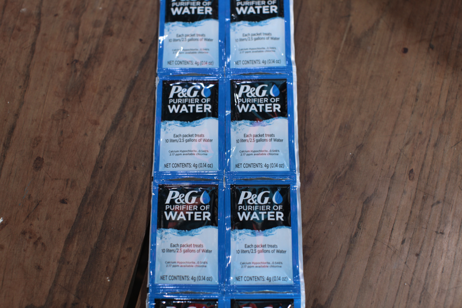 Sachets de purificateurs d’eau. Leur emballage contribue à la pollution du lac de Tonlé Sap © Globe Reporters