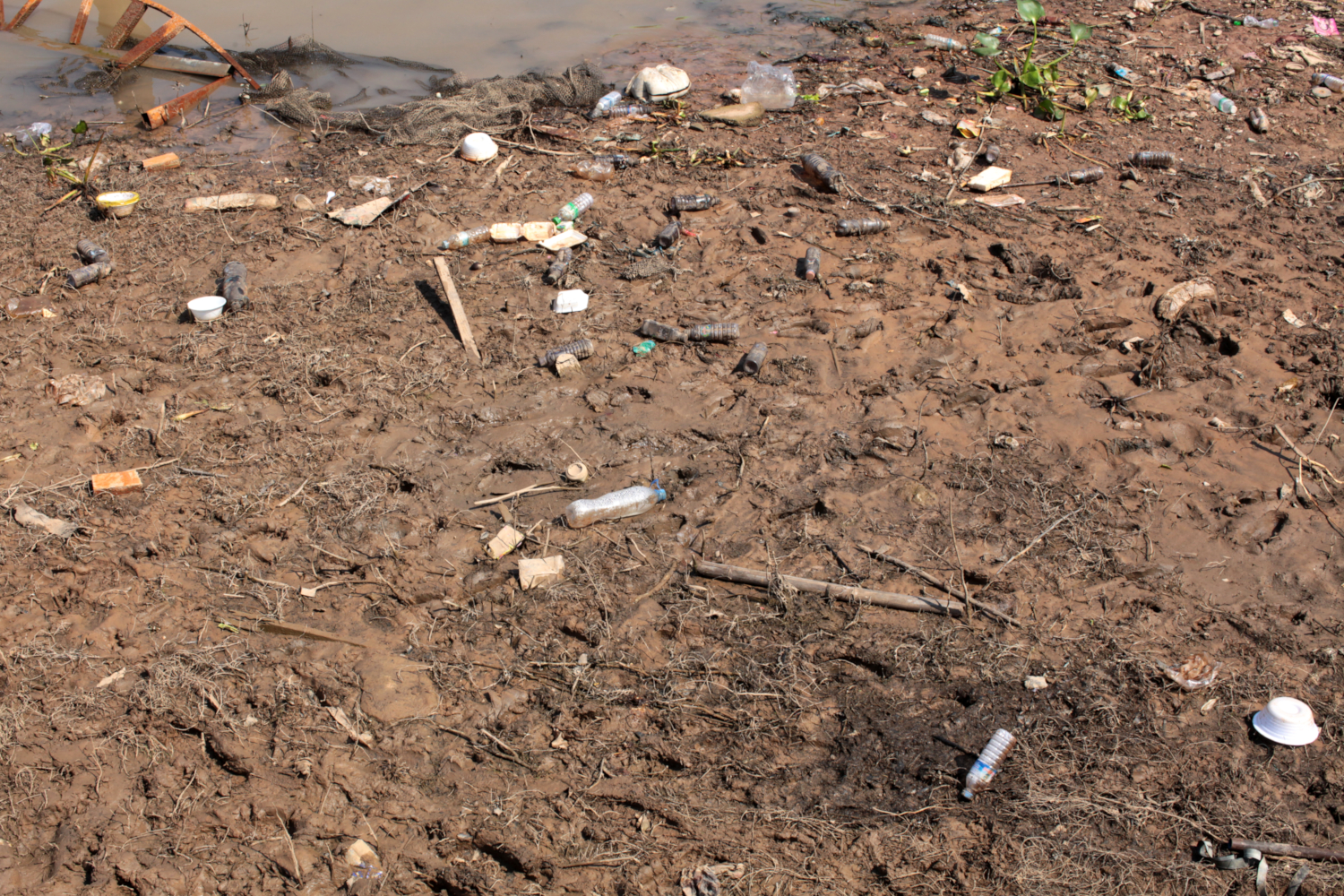 Déchets devant la maison de Tat NARON © Globe Reporters