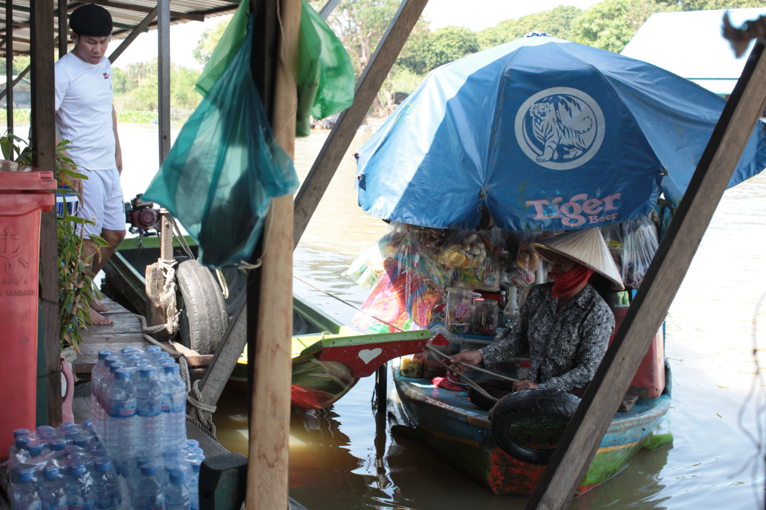 Le plastique est omniprésent comme ici dans cette épicerie flottante © Globe Reporters