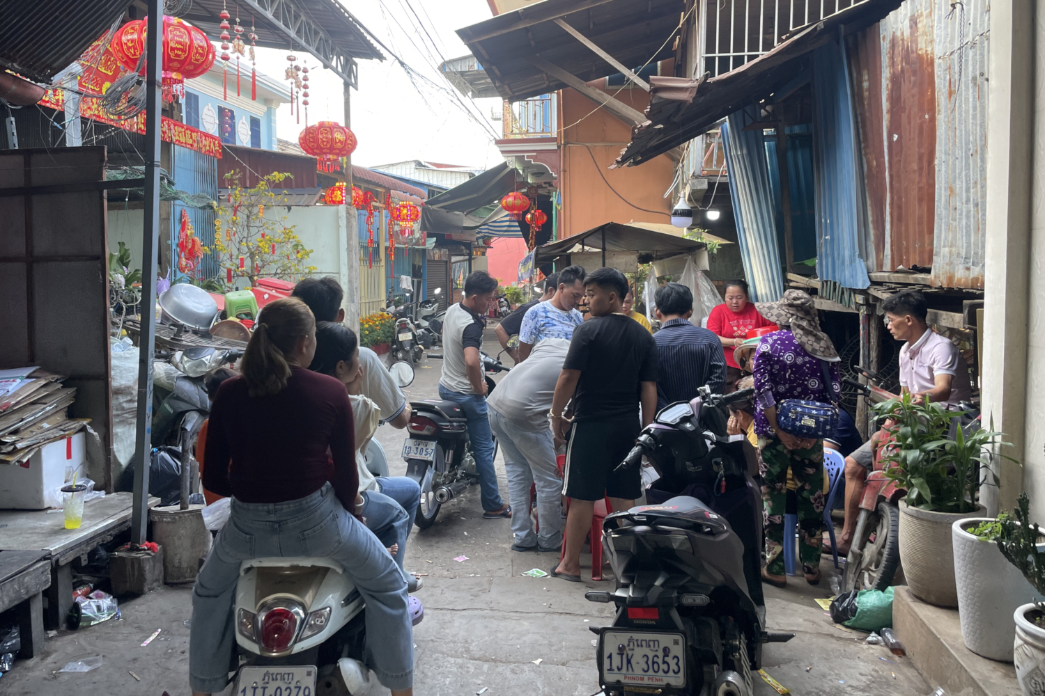 Décorations pour la fête du Têt dans une rue d’Arey Ksart principalement habitées par des Vietnamiens © Globe Reporters