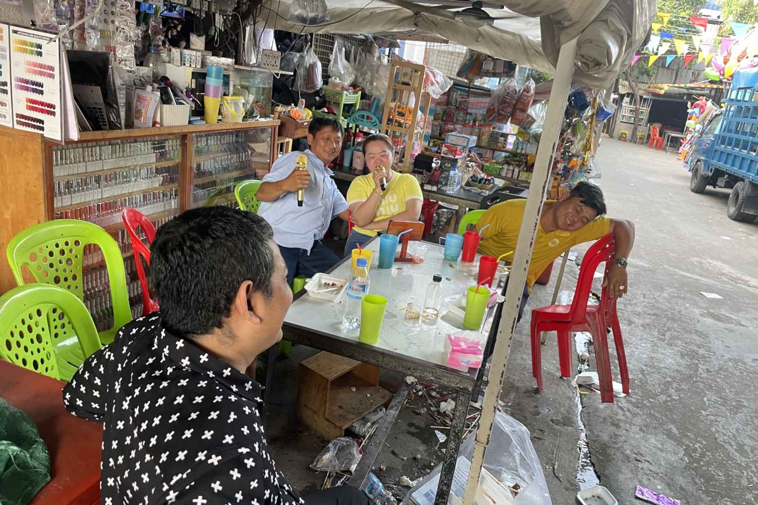 Des membres de la communauté vietnamienne d’Arey Ksart célèbrent la fête du Têt par un karaoké bien arrosé © Globe Reporters