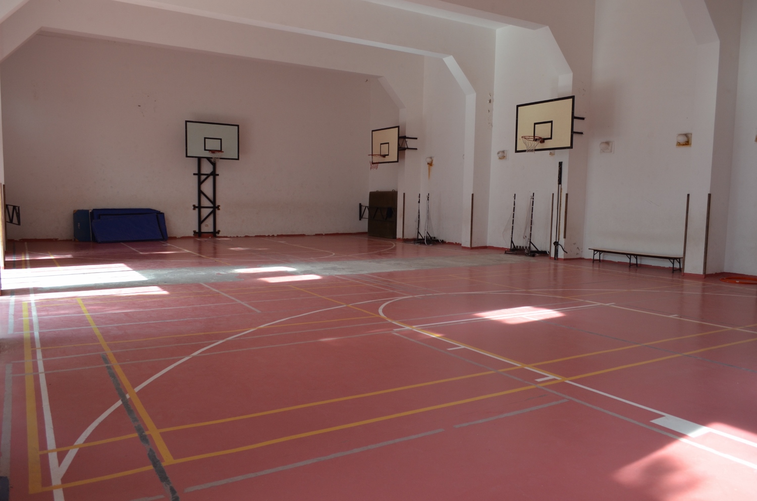 Terrain intérieur de basket et gymnase © Racha KASSIR