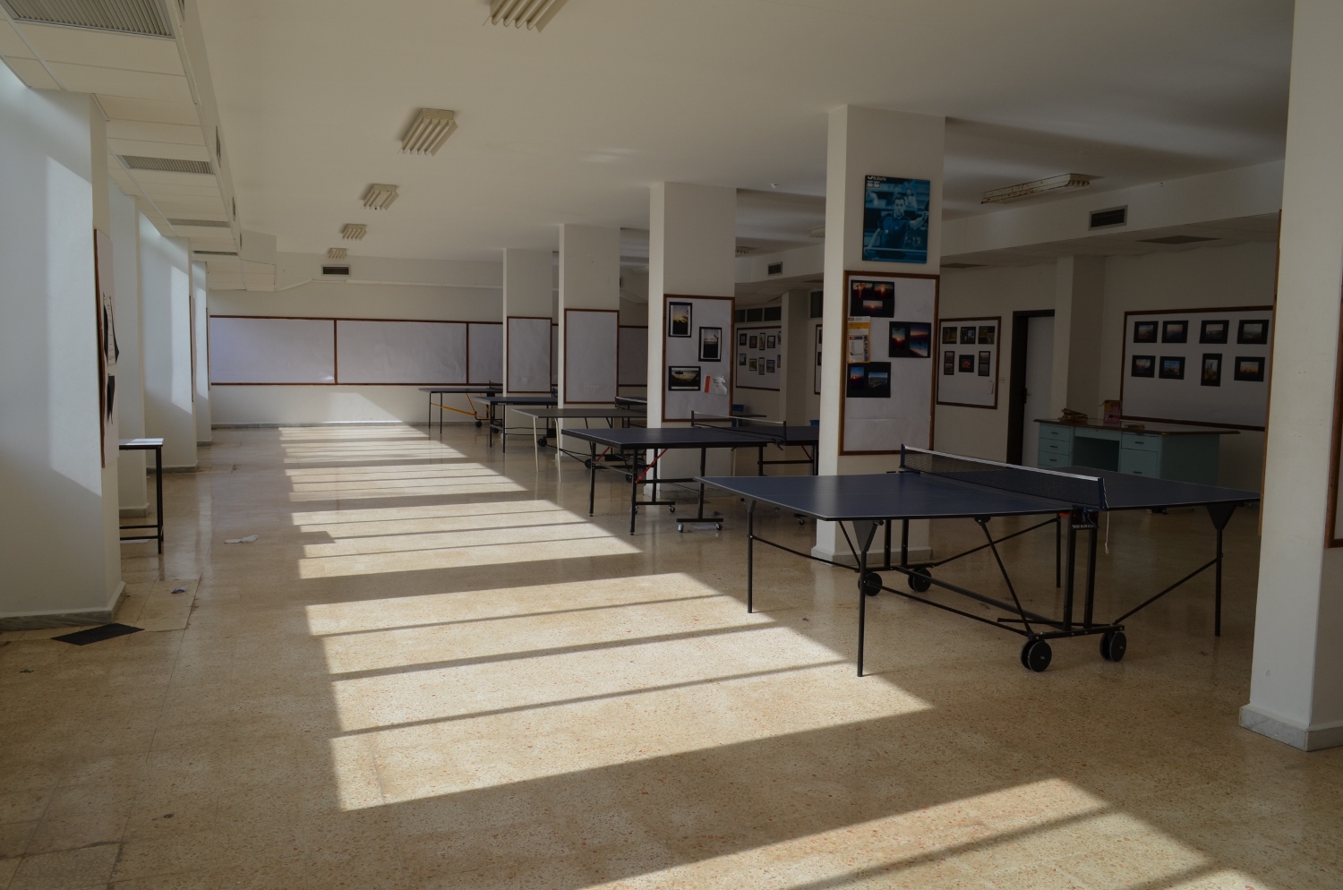 Salle polyvalente : ping-pong, salle d’exposition, forum des universités…