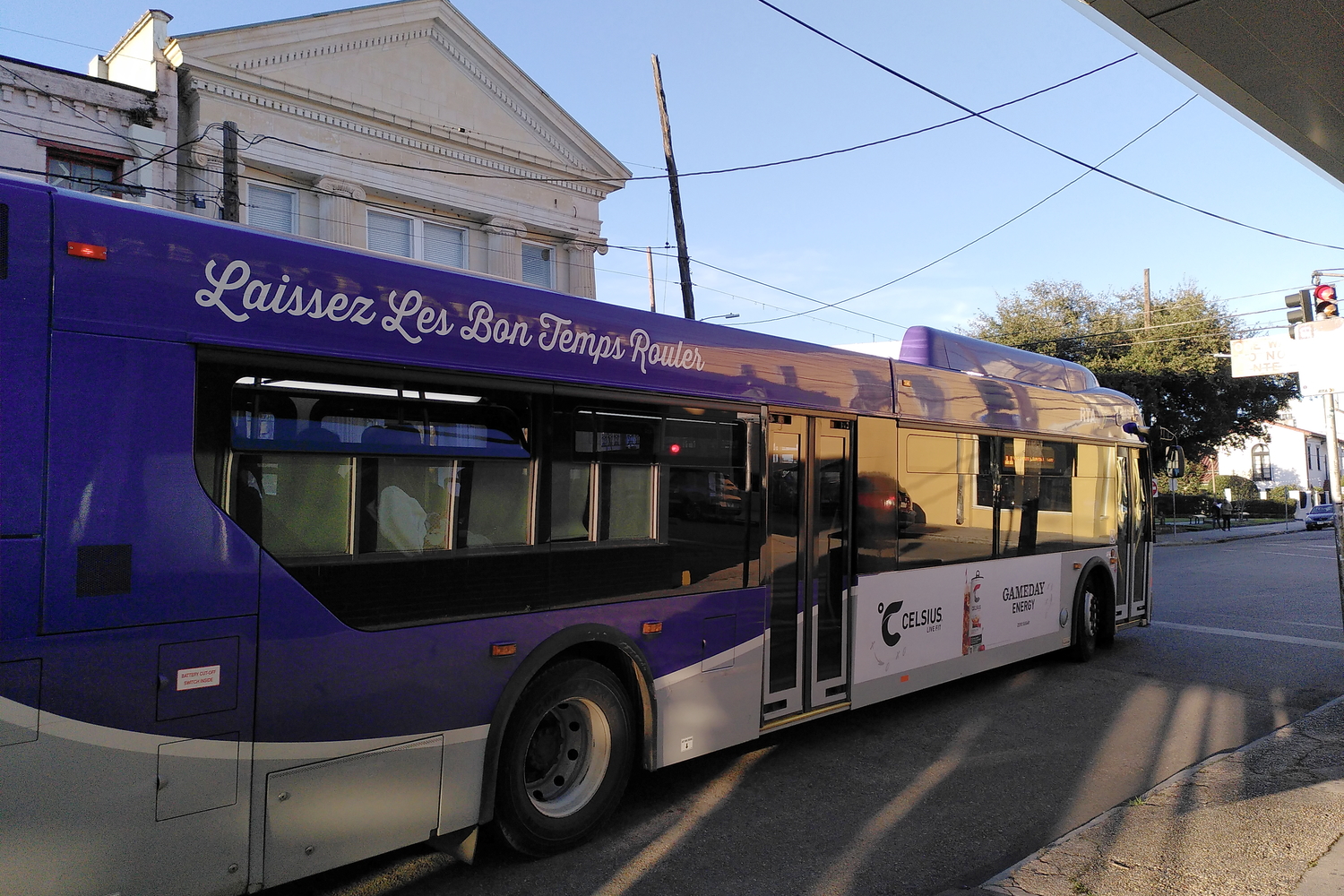 Un bus avec la devise de la ville en français © Globe Reporters