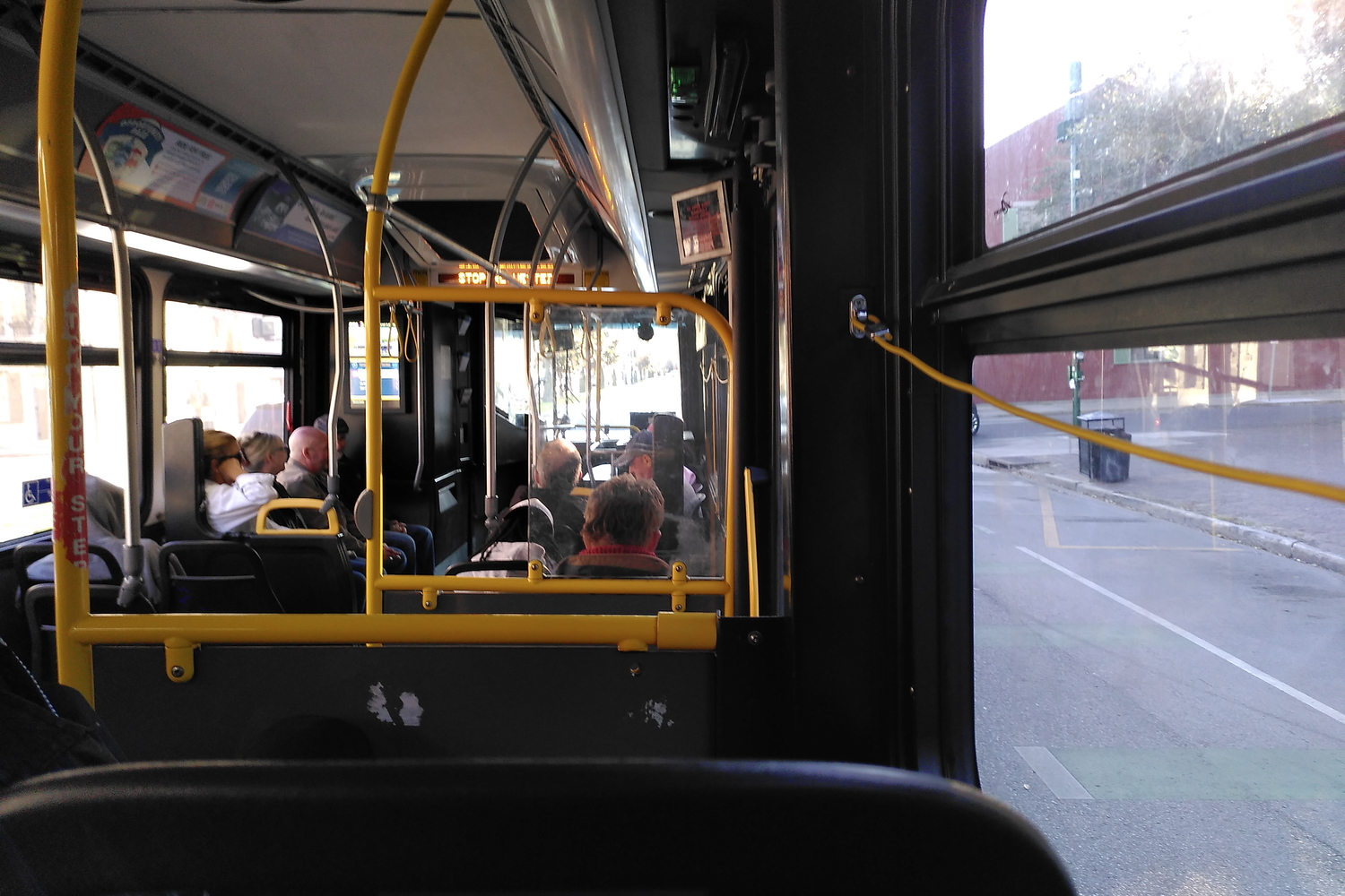 Dans les bus, il faut tirer sur un câble jaune pour annoncer que l’on veut descendre à la prochaine station © Globe Reporters